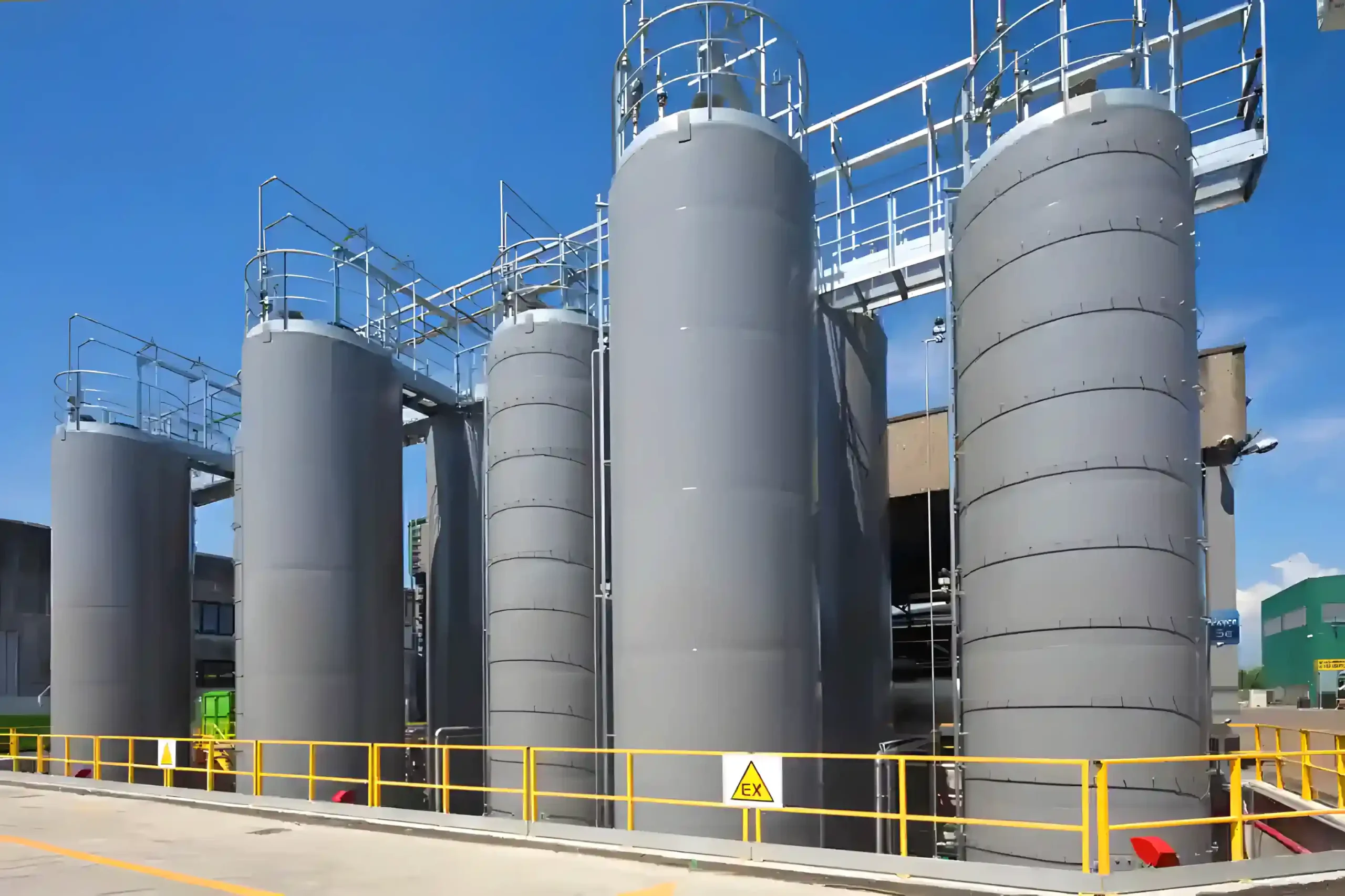 Impianto industriale con silos di stoccaggio realizzato da azienda di carpenteria pesante per il settore manifatturiero